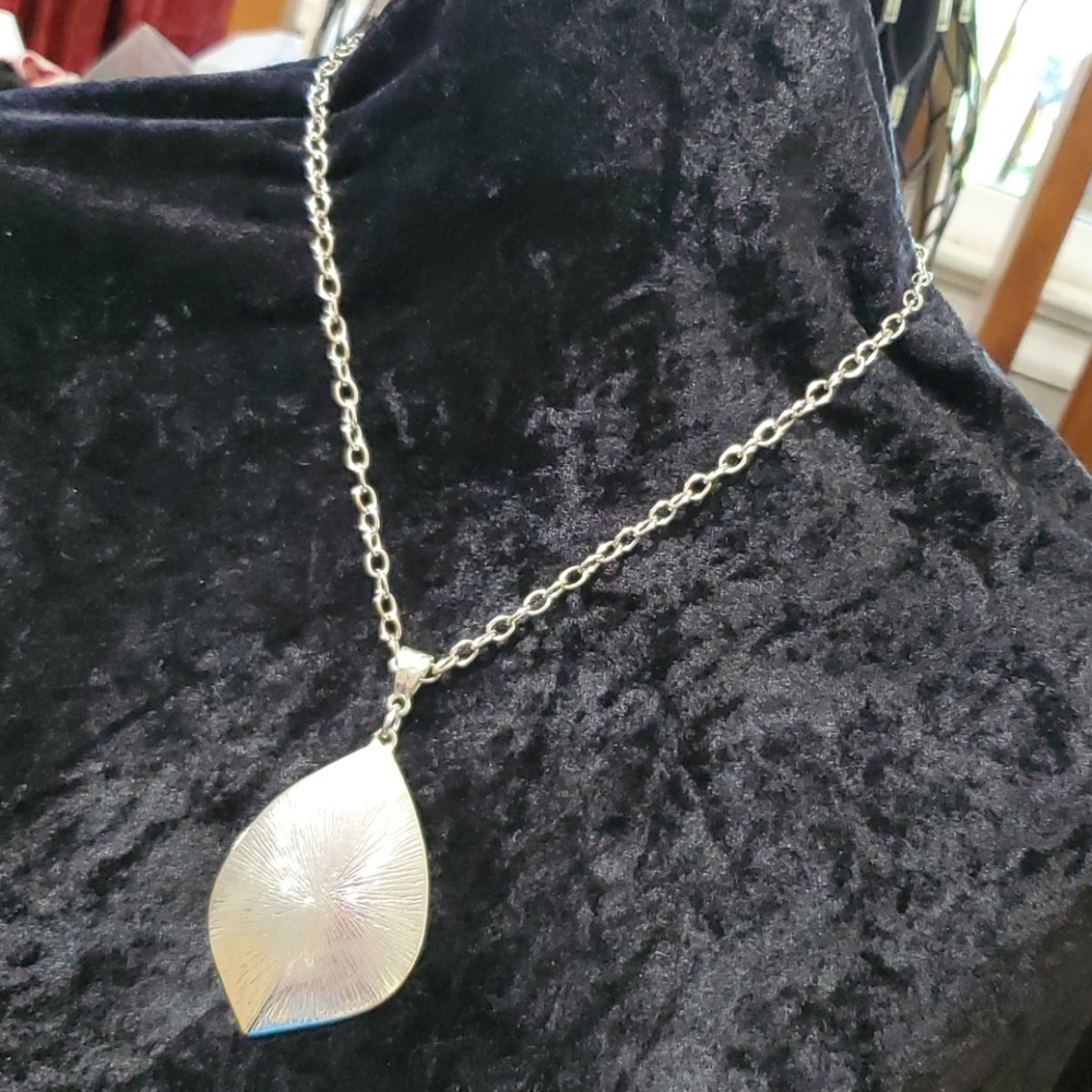Silver leaft pendant necklace